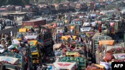 د نومبر د وړومبۍ نېټې پس هره ورځ د پېښور پوليس د بورډ تاج اباد سيمه کې ناکه بندي کوي، په لاره په ګاډو کې او د پياده تلونکو کارډونه ګوري، پوليس وايي چې کوم کډوال قانوني اسناد لري هغه پريږدي او چې چا سره قانوني اسناد نه وي هغه نيول کيږي