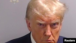 រូប​អតីត​ប្រធានាធិបតី​សហរដ្ឋ​អាមេរិក​លោក Donald Trump ត្រូវ​បាន​បង្ហាញ​ក្នុង​​រូប​កំណត់ត្រា​ប៉ូលិស ដែល​ផ្សាយ​ដោយការិយាល័យ​ស្នងការ​ប៉ូលិសស្រុក Fulton ក្នុង​ទីក្រុង Atlanta កាល​ពី​ថ្ងៃ​ទី​២៤ ខែ​សីហា ឆ្នាំ​២០២៣។