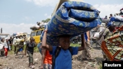 Congoleses fogem das suas aldeias em redor de Sake, no território de Masisi, na sequência de confrontos entre os rebeldes do M23 e as Forças Armadas da RD Congo (FARDC).