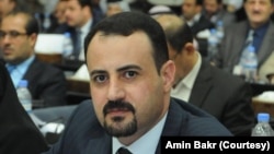 دکتۆر ئەمین بەکر، چاودێری سیاسی