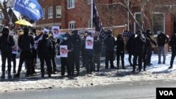 3月23日，在中国驻多伦多领事中心前举行的“反23条”的抗议活动中，有人打出了“香港独立”的标语。（美国之音 张真瑜）