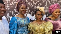 La cinéaste nigériane Bolanle Austen-Peters (au centre) pose pour une photo lors de la première du film Funmilayo Ransome-Kuti à Lagos le 12 mai 2024. Le biopic, qui sortira dans les cinémas nigérians le 17 mai 2024.