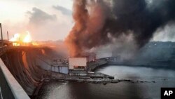 Удар ракети по ДніпроГЕС 22 березня 2024 року. Фото: Телеграм-канал прем'єр-міністра України Дмитра Шмигаля/ AP