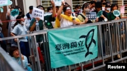 资料照：台湾民众聚集在台北的立法院外表达自己的政治意愿。(2024年5月24日)