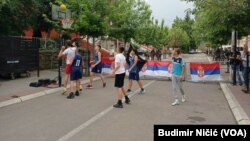 Koš postavljen ispred ograde i KFOR-a kod opštine u Zvečanu