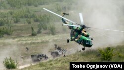 Воена НАТО вежба 'Брз одговор 23' на армискиот полигон Криволак со учество на повеќе од 1.800 припадници од македонската армија, како и од армиите на САД, Црна Гора, Албанија и од безбедносните сили на Косово