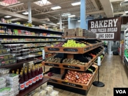 Supermarket Halal Depot di Falls Church, Virginia menjual beragam produk halal dari berbagai negara (dok: VOA)