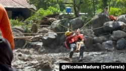 Una persona es rescatada tras el desbordamiento de un río en el estado Sucre, en el oriente de Venezuela, tras el paso del huracán Beryl.