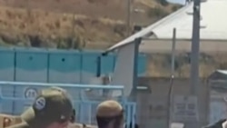 Pengunjuk Rasa Israel Mengadang Truk Bantuan, Lempar & Injak Mi Instan