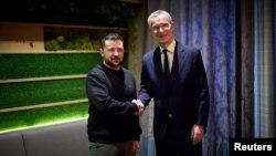 Presidenti ukrainas Volodymyr Zelenskyy duke shtrënguar duart me sekretarin e përgjithshëm të NATO-s, Jens Stoltenberg (Davos, 16 janar 2024)