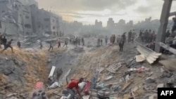 Ova slika preuzeta sa video snimka AFPTV prikazuje Palestince koji traže preživjele u krateru nakon udara na izbjeglički kamp u Jabaliji u sjevernom pojasu Gaze, 31. oktobra 2023. godine