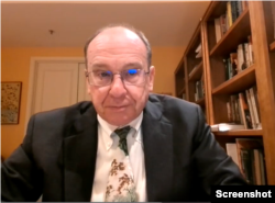 中國美國商會政策委員會主席羅斯（Lester Ross）(中國美國商會視訊記者會截圖)