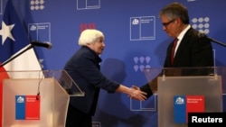 资料照：2024年3月1日，智利财政部长马里奥·马塞尔和美国财政部长珍妮特·耶伦在智利圣地亚哥的财政部大楼举行新闻发布会后握手。(路透社）