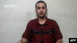 Fotografi nga video e Hamasit ku shihet njëri nga pengjet izraelito-amerikane, Hersh Goldberg-Polin. Ai u mor peng më 7 tetor nga Hamasi ndërsa po merrte pjesë në festivalin NOVA, 24 Prill 2024