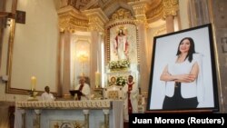 ARCHIVO - Una foto enmarcada de Bertha Gisela Gaytán, candidata a la alcaldía del partido gobernante Morena, asesinada por agresores desconocidos, preside una misa fúnebre en Celaya, estado de Guanajuato, México, el 3 de abril de 2024.