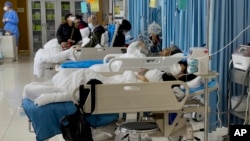 2023年1月7日，在北京一家医院接受治疗的人和照顾他们的家属。