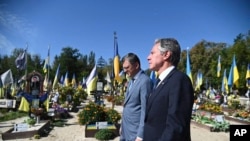 Picha hii imetolewa na wizara ya mambo ya nje ya Ukraine inamuonyesha Waziri wa Mambo ya Nje wa Marekani , Antony Blinken, kulia, na Waziri wa Mambo ya Nje wa Ukraine Dmytro Kuleba, wakizuru makaburi ya mashujaa huko Berkovetske in Kyiv, Sept. 6, 2023, in Kyiv, Ukraine. 