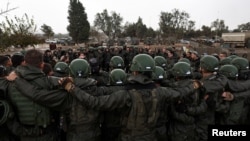 Tentara Israel bersiap memasuki Jalur Gaza, di tengah konflik yang sedang berlangsung antara Israel dan Hamas, di perbatasan Israel dengan Gaza di Israel selatan, 13 Desember 2023. (Foto: REUTERS/Ronen Zvulun)