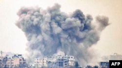 Moshi ukipaa angani kufuatia mashambulizi ya Israel kwenye eneo la mpaka na Ukanda wa Gaza Oktoba 27, 2023 (Picha na Menahem KAHANA / AFP)