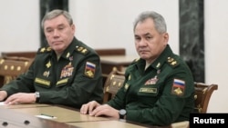 資料照：俄羅斯前防長紹伊古（右 Sergei Shoigu）及俄羅斯武裝部隊總參謀長格拉西莫夫（Valery Gerasimov）在莫斯科克里姆林宮與俄羅斯總統普京開會。（2022年2月27日）