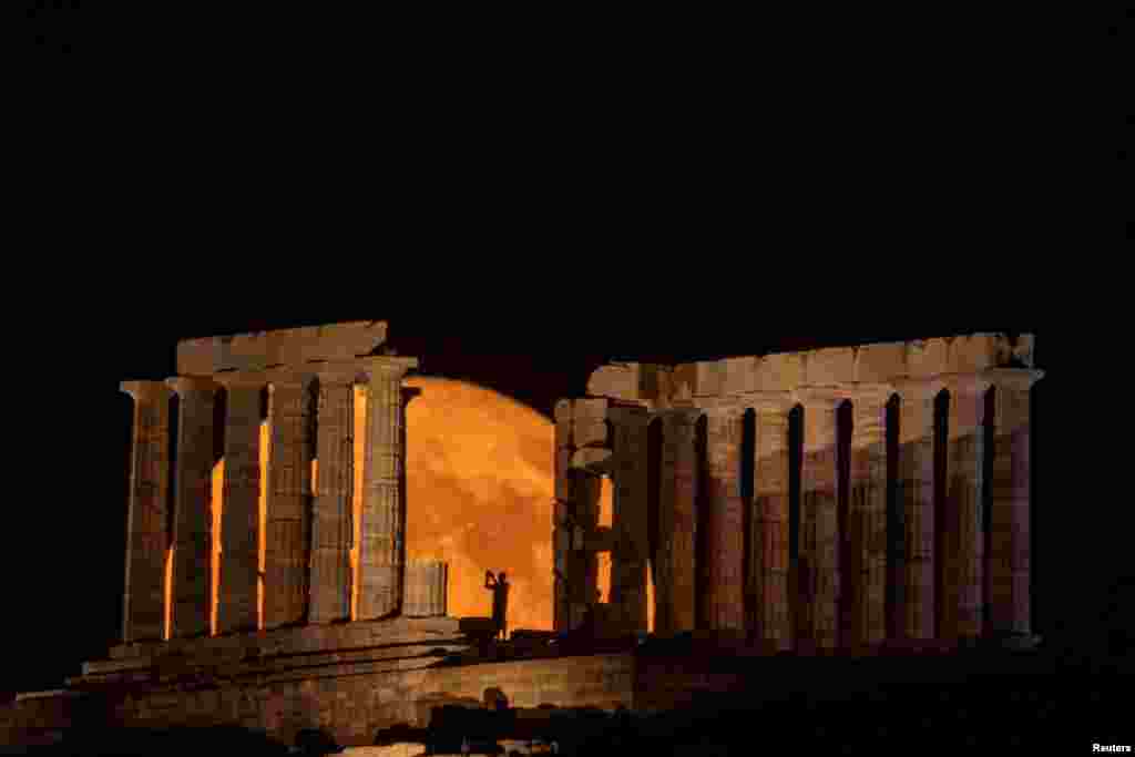 3 Temmuz 2023 - Ay'ın Dolunay halinde Dünya'ya en yakın olduğu an ortaya çıkan Süper Ay'ın, Atina'dan görüntüsü.