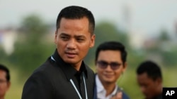 រូបឯកសារ៖ រដ្ឋមន្ត្រីក្រសួងមហាផ្ទៃ លោក ស សុខា អមដំណើរនាយករដ្ឋមន្ត្រីកម្ពុជានៅក្នុងពិធីជួបសំណេះសំណាលជាមួយកម្មករកម្មការិនី នៅរាជធានីភ្នំពេញ កាលពីថ្ងៃទី ២៩ ខែសីហា ឆ្នាំ ២០២៣។