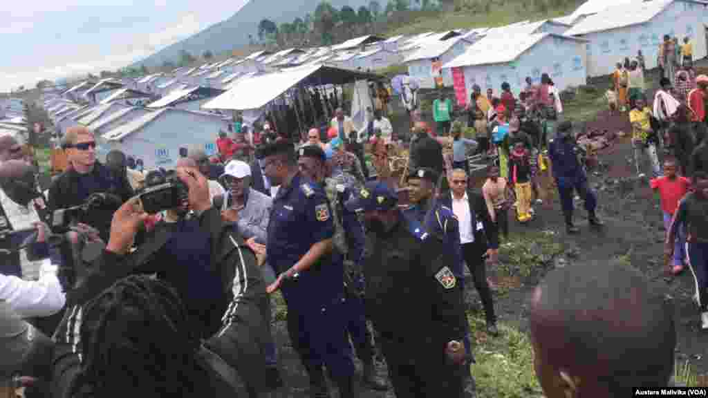 Mabalozi wa Baraza la Usalama la Umoja wa Mataifa watembelea kambi ya Bushangara karibu na Goma.