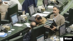 در آستانه برگزاری انتخابات هیات رئیسه مجلس، برخی از نمایندگان خواهان شفاف سازی در مورد ماجراهای مرتبط با خودروهای «شاسی بلند» هستند.