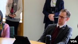 英國保守黨的國會下議院議員藍道爾（Tom Randall, MP）3月27日出席香港高峰會議並會見與會者（美國之音/鄭樂捷）