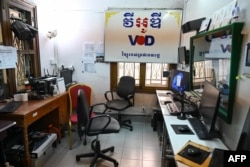 រូបឯកសារ៖ បន្ទប់​ស្ទូឌីយោ​ថត​សំឡេង​នៅ​ស្ថាប័ន​សារព័ត៌មាន​វីអូឌី (VOD)ក្នុង​រាជធានី​ភ្នំពេញ កាលពី​ថ្ងៃ​ទី១៣ ខែកុម្ភៈ ឆ្នាំ២០២៣ បន្ទាប់ពី​នាយក​រដ្ឋមន្រ្តី​កម្ពុជា​បាន​និយាយ​ថា VOD នឹង​ត្រូវបាន​ដកហូត​អាជ្ញា​បណ្ណ​ប្រតិបត្តិការ​របស់​ខ្លួន។