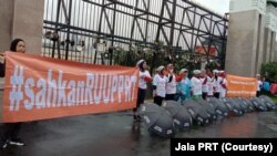 FILE - Sejumlah pekerja rumah tangga yang turut berdemonstrasi menuntut RUU PRT segera disahkan. (Foto: Courtesy/Jala PRT)