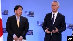 资料照：日本外相林芳正与北约秘书长斯托尔滕贝格在布鲁塞尔举行的北约外长会议期间出席记者会。（2023年4月4日）