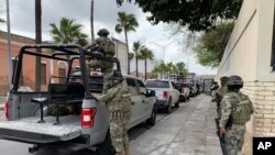 Soldados del ejército mexicano preparan una misión de búsqueda para cuatro ciudadanos estadounidenses secuestrados por hombres armados en Matamoros, México, el lunes 6 de marzo de 2023.
