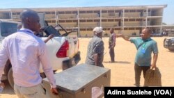 Funcionários dos órgãos eleitorais mudam o local de contagem de votos por alegada falta de segurança, no ginásio da escola secundária de Nampula. 13 outubro, 2023