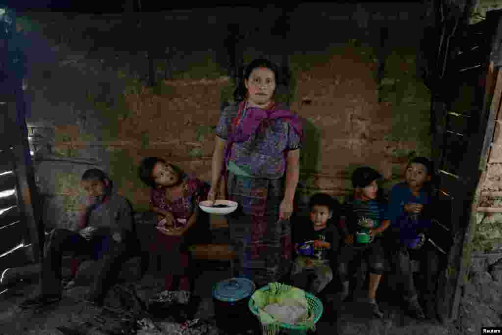 16 Ağustos 2023 - Yoksulluk oranının yüzde 55'in üzerinde olduğu Latin Amerika ülkesi Guatemala'da, çocuklarıyla birlikte evde yemek yemeye hazırlanan bir anne.