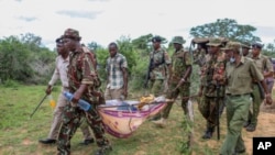 Polisi ikishirikiana na raia yaifukua miili ya wafuasi wa dhehebu linalodaiwa kuwa laudanganyifu katika msitu wa Shakahola, Malindi, Kenya.