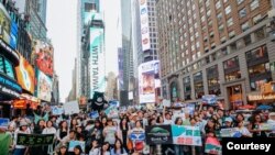 “青鳥行動”在六四35週年當天在紐約時報廣場做廣告，全天播放“挺台灣民主”視頻，並吸引眾多人到現場助威。 （海外青鳥公媽應援團照片）