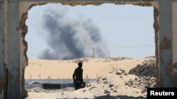 Asap mengepul setelah serangan udara Israel, di kota Khan Younis, Jalur Gaza selatan, Kamis 8 Agustus 2024.