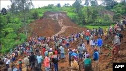 Watu wakiwa katika eneo la wilaya ya Geze-Gofa lililoko kusini mwa Ethiopia lililokumbwa na maporomoko ya ardhi Julai 22, 2024. Picha na AFP 