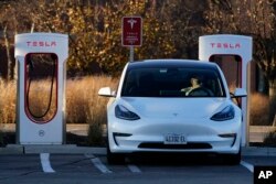 Arhiva - Električno vozilo Tesla na stanici za punjenje iste kompanije.