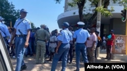 Contigente policial em Maputo durante manifestação contra resultados das eleições autárquicas, Moçambique, 27 outubro 2023
