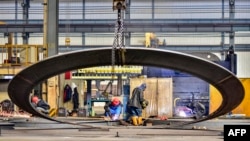 中国山东省青州一家风力涡轮机制造工厂的工人在做工。（2024年3月18日）