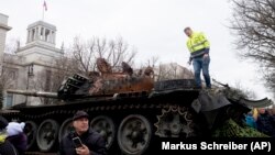 2023年2月24日，一輛在接近基輔時被摧毀的俄羅斯T-72坦克殘骸被放置在柏林的俄羅斯大使館前，以紀念俄羅斯全面入侵烏克蘭一周年。 （美聯社照片）