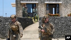 資料照：美軍士兵在美菲聯合軍事演習中抵達菲律賓最北端的巴丹群島省伊巴亞特鎮的機場。（2024年5月6日）