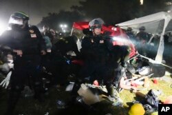 Polisi maju ke arah demonstran pro-Palestina di sebuah perkemahan di kampus UCLA Kamis, 2 Mei 2024, di Los Angeles. (Foto: AP/Jae C. Hong)
