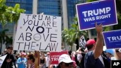 Ljudi se okupljaju ispred sudnice u Majamiju, 13. una 2023. 