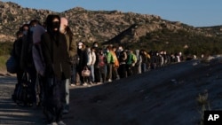 ལཱ་ཊིན་ཨ་མི་རི་ཀའི་རྒྱལ་ཁབ་ཁག་དང་མ་འདྲ་བར་རྒྱ་ནག་པ་ཚོ་འཛམ་གླིང་གི་དཔལ་འབྱོར་སྟོབས་ཆེན་ཨང་གཉིས་པའི་རྒྱལ་ཁབ་དེ་ནས་ཨ་མི་རི་ཀར་ཡོང་གི་ཡོད་ཅིང་། 