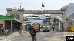 د چارواکي ترمخه، د دواړو خواو ډزې د ګل، دوشنبې، په مازیګر شروع شوې او تر ماښام پورې يې دوام لرلو. د چارواکي په قول ډزې درنې وې