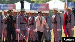  菲律賓總統小馬科斯與菲律賓陸軍司令羅密歐·布勞納將軍在塔吉格的博尼法喬堡陸軍基地檢閱軍隊。（2023年3月22日）