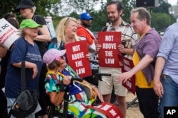 Protesti protivnika bivšeg predsjednika Donalda Trampa ispred suda u Vašingtonu (Foto: AP/Jess Rapfogel)